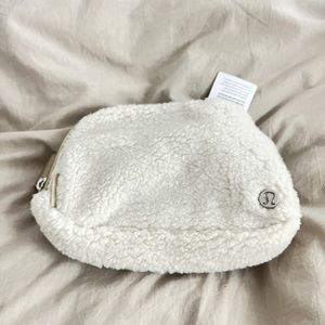 Lululemon Everywhere belt bag